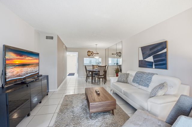 7118 Golf Colony Court 106, Lake Worth, FL 33467