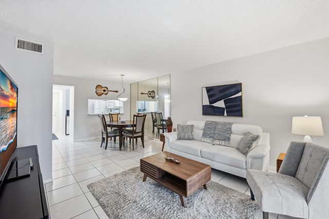 7118 Golf Colony Court 106, Lake Worth, FL 33467