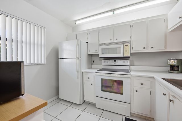 7118 Golf Colony Court 106, Lake Worth, FL 33467