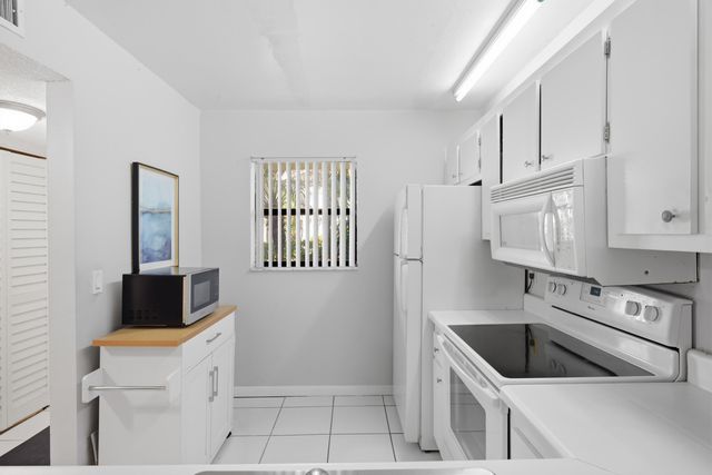 7118 Golf Colony Court 106, Lake Worth, FL 33467