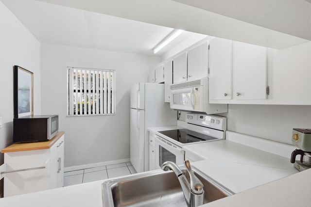 7118 Golf Colony Court 106, Lake Worth, FL 33467