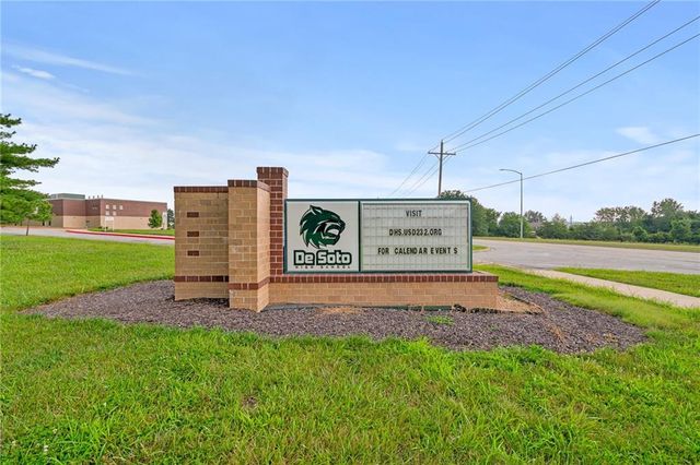 8485 Eagle Creek Drive, De Soto, KS 66018