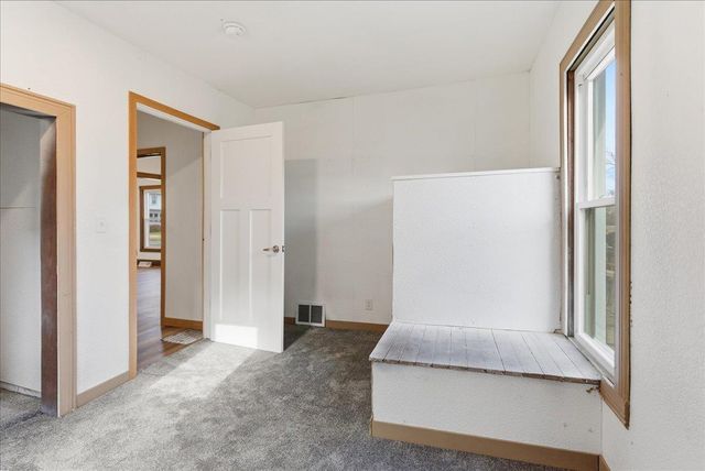 739 W 11th Street, Waterloo, IA 50702