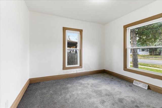 739 W 11th Street, Waterloo, IA 50702