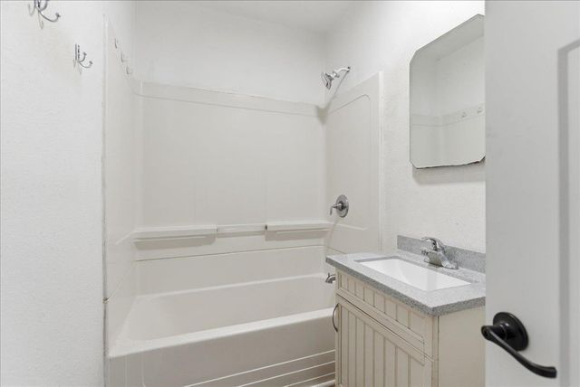 739 W 11th Street, Waterloo, IA 50702