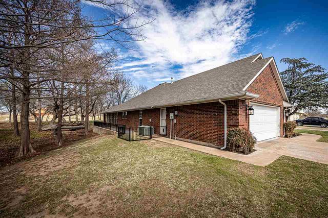 16 NW Winding Creek Rd, Lawton, OK 73505