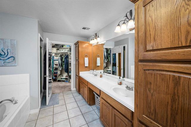 16 NW Winding Creek Rd, Lawton, OK 73505