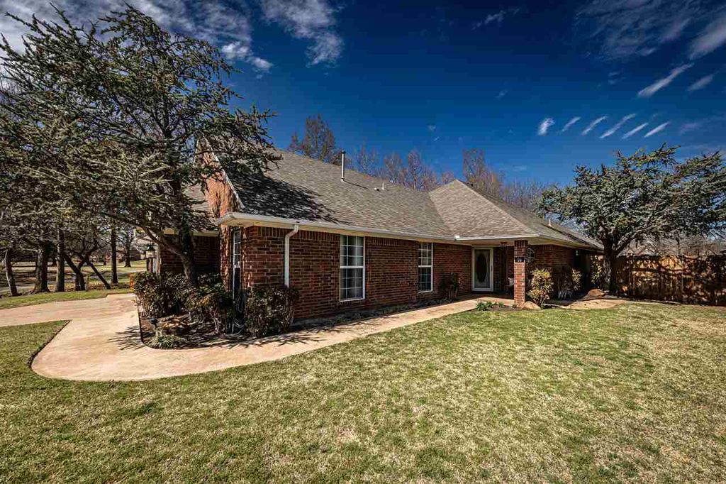 16 NW Winding Creek Rd, Lawton, OK 73505