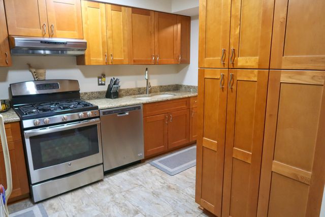 725 W Dempster Street 308, Des Plaines, IL 60016