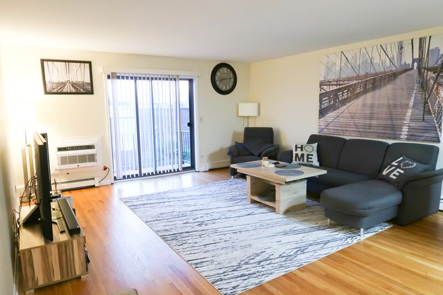 725 W Dempster Street 308, Des Plaines, IL 60016