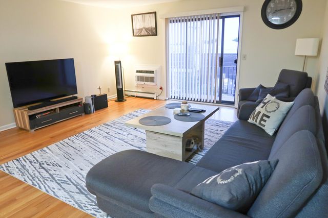 725 W Dempster Street 308, Des Plaines, IL 60016