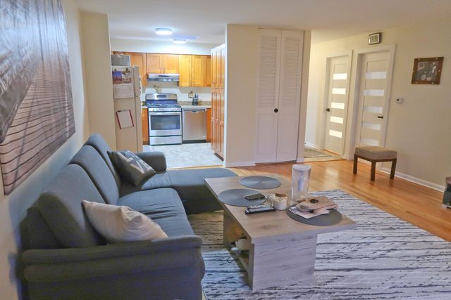 725 W Dempster Street 308, Des Plaines, IL 60016