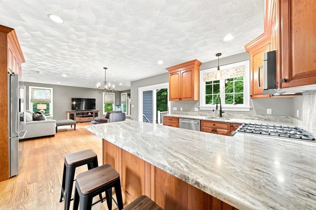25 Essex St, Middleton, MA 01949
