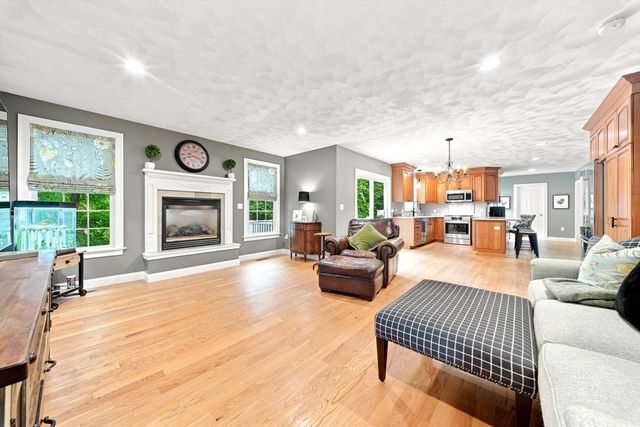 25 Essex St, Middleton, MA 01949