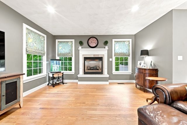 25 Essex St, Middleton, MA 01949