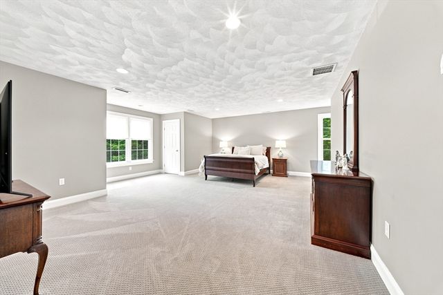 25 Essex St, Middleton, MA 01949