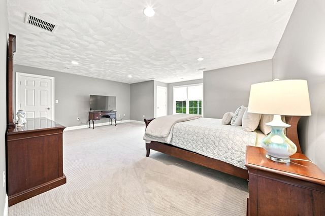 25 Essex St, Middleton, MA 01949