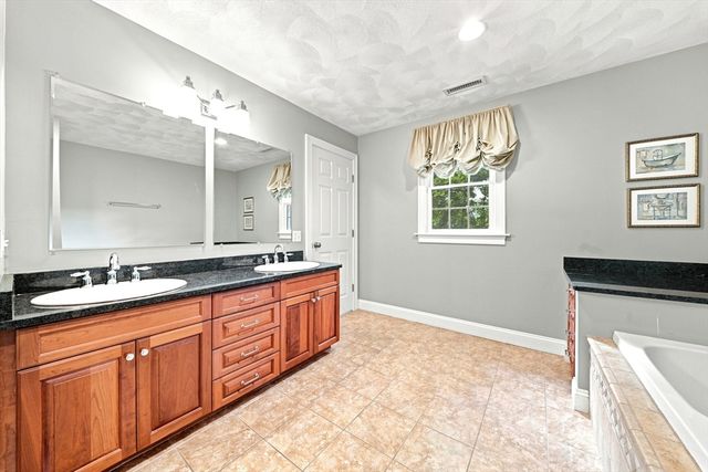25 Essex St, Middleton, MA 01949