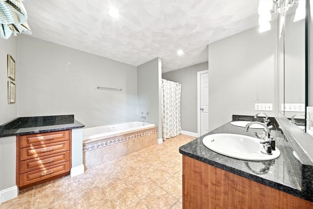 25 Essex St, Middleton, MA 01949