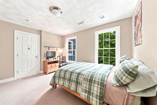 25 Essex St, Middleton, MA 01949