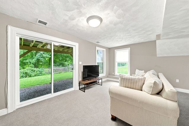 25 Essex St, Middleton, MA 01949