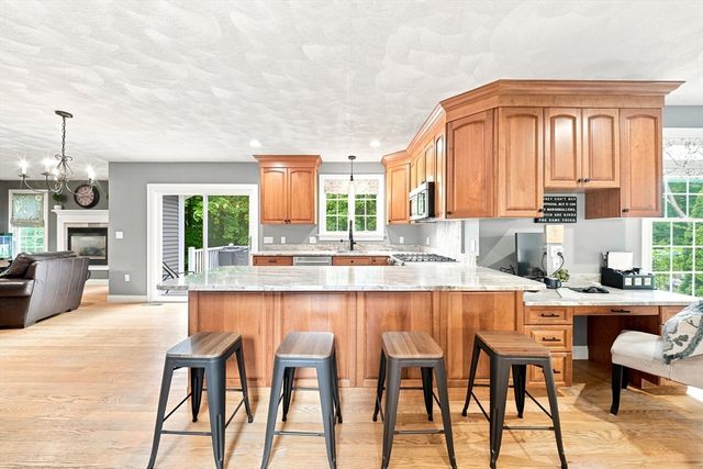 25 Essex St, Middleton, MA 01949