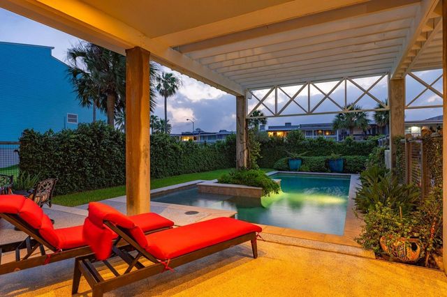 12 Tiki Circle, Tiki Island, TX 77554