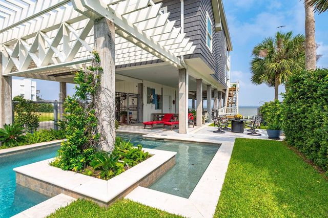 12 Tiki Circle, Tiki Island, TX 77554