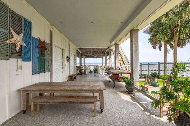 12 Tiki Circle, Tiki Island, TX 77554