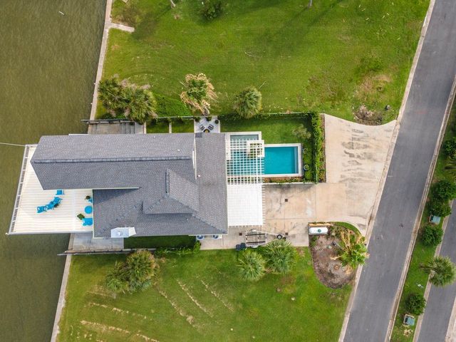 12 Tiki Circle, Tiki Island, TX 77554
