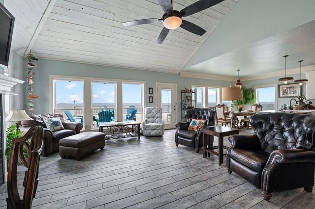 12 Tiki Circle, Tiki Island, TX 77554