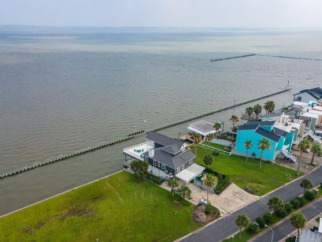 12 Tiki Circle, Tiki Island, TX 77554