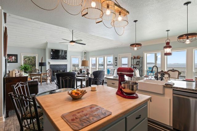 12 Tiki Circle, Tiki Island, TX 77554