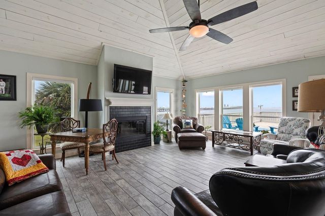 12 Tiki Circle, Tiki Island, TX 77554