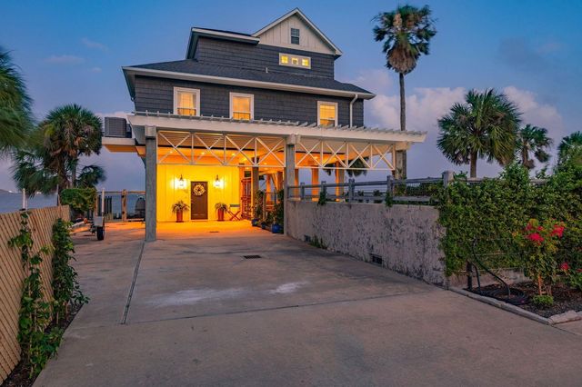 12 Tiki Circle, Tiki Island, TX 77554
