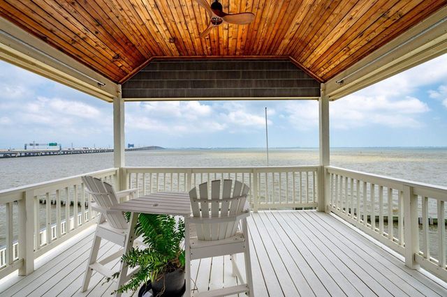 12 Tiki Circle, Tiki Island, TX 77554