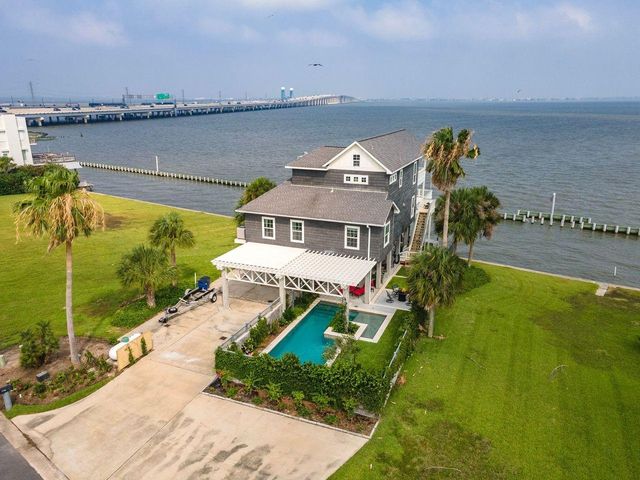 12 Tiki Circle, Tiki Island, TX 77554