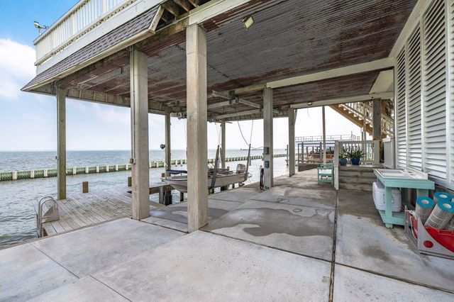 12 Tiki Circle, Tiki Island, TX 77554