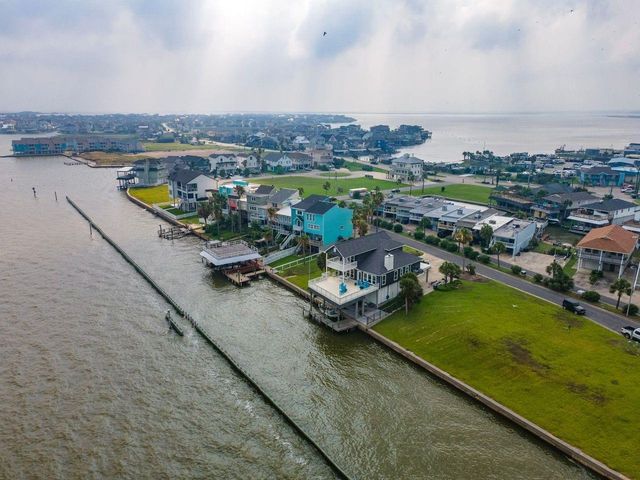 12 Tiki Circle, Tiki Island, TX 77554