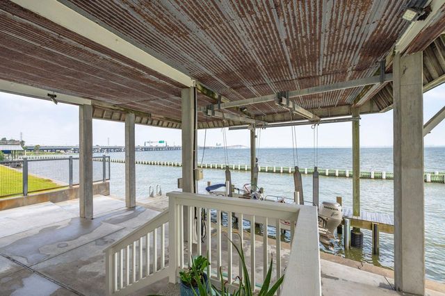 12 Tiki Circle, Tiki Island, TX 77554