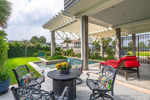 12 Tiki Circle, Tiki Island, TX 77554
