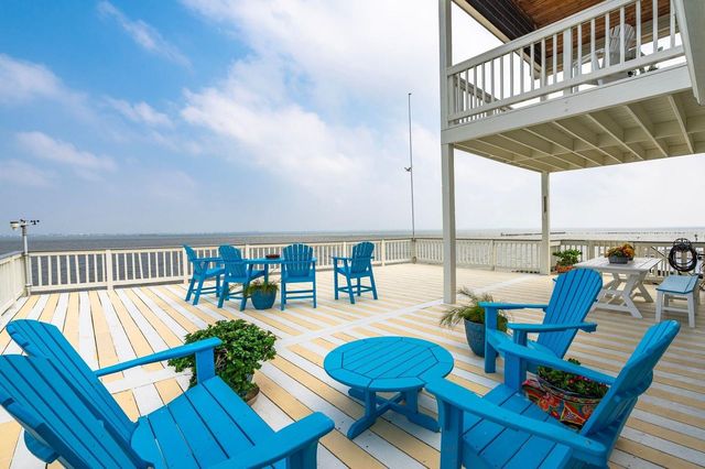 12 Tiki Circle, Tiki Island, TX 77554