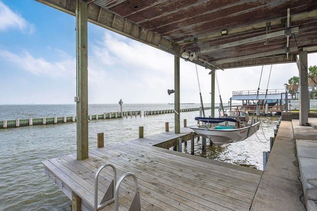 12 Tiki Circle, Tiki Island, TX 77554