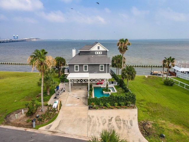 12 Tiki Circle, Tiki Island, TX 77554