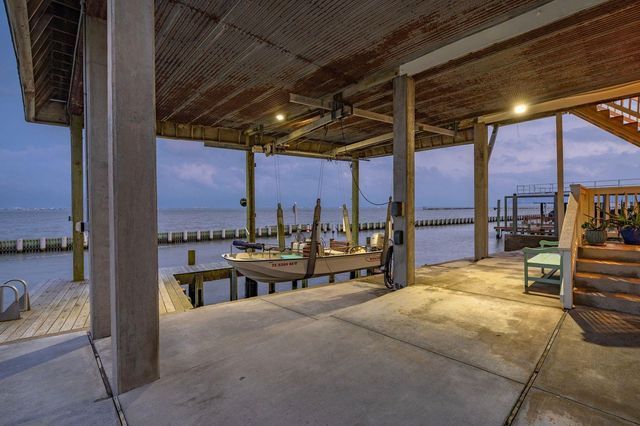 12 Tiki Circle, Tiki Island, TX 77554