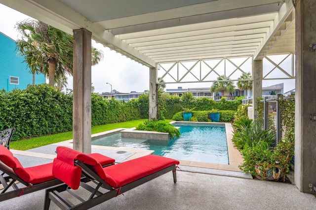 12 Tiki Circle, Tiki Island, TX 77554