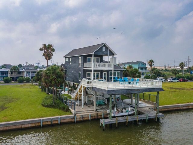 12 Tiki Circle, Tiki Island, TX 77554