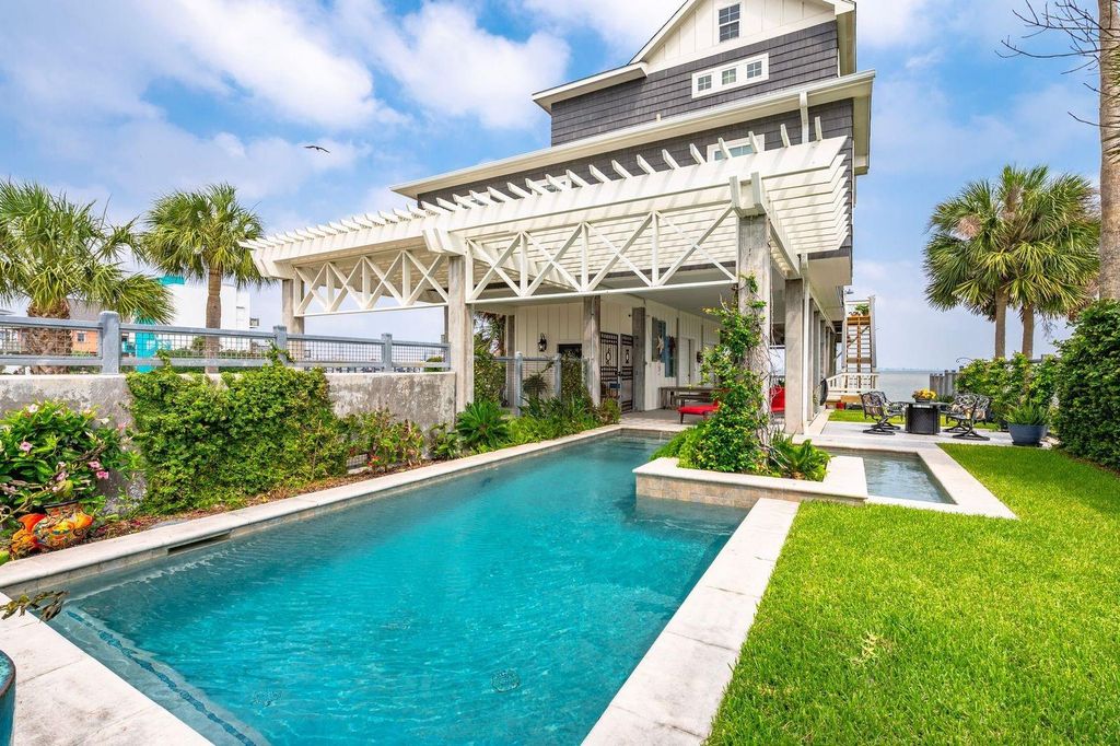12 Tiki Circle, Tiki Island, TX 77554