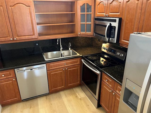 9300 SW 8th Street 422, Boca Raton, FL 33428