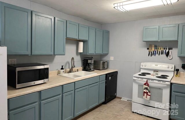 220 E Catawba Avenue, Mount Holly, NC 28120